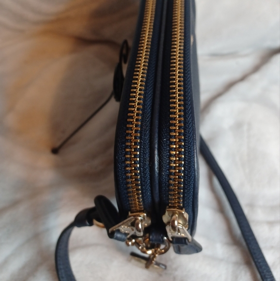 Coach Double zip crossbody navy blue with gold hardwear. EUC 7x4x2.5 - Picture 3 of 7